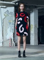 ヴェルサーチ 2016年プレフォールコレクション - 女性たちの心を豊かにするモダンワードローブ｜写真20