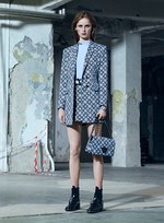 ヴェルサーチ 2016年プレフォールコレクション - 女性たちの心を豊かにするモダンワードローブ｜写真29