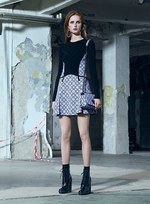 ヴェルサーチ 2016年プレフォールコレクション - 女性たちの心を豊かにするモダンワードローブ｜写真30