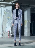 ヴェルサーチ 2016年プレフォールコレクション - 女性たちの心を豊かにするモダンワードローブ｜写真31