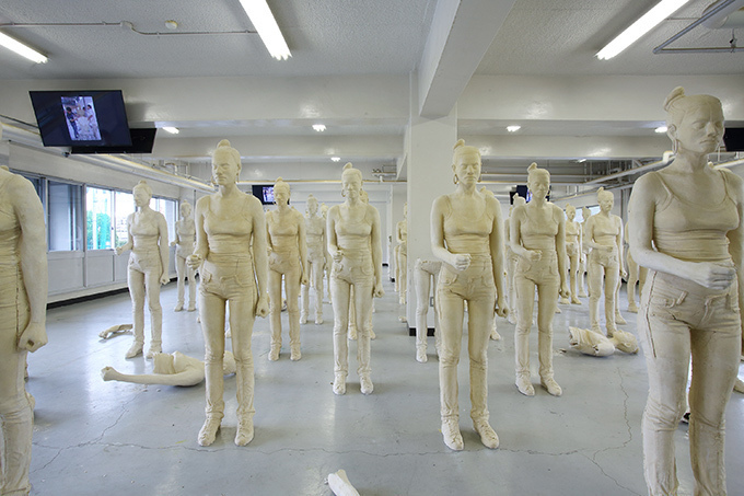 日本初個展「サイモン・フジワラ　ホワイトデー」が東京・新宿で開催 - “豊かさとは何か”をテーマに | 写真