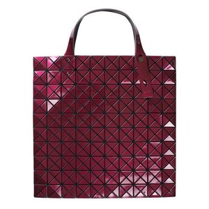 希少デザインBAOBAO ISSEY MIYAKE ブラックトートバッグスタッズ BAO BAO ISSEY MIYAKEからインパクト大のスタッズつきバッグが