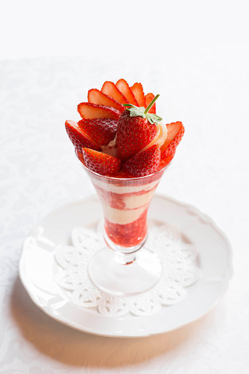 資生堂パーラー 銀座本店 サロン・ド・カフェで苺フェア - 希少な苺を贅沢に使ったパフェを提供 | 写真