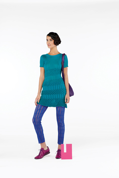 ルイス・バラガン建築のような鮮やかな色と柄で構成されたPLEATS PLEASE ISSEY MIYAKE AUTUMN WINTER 2011コレクション｜写真15