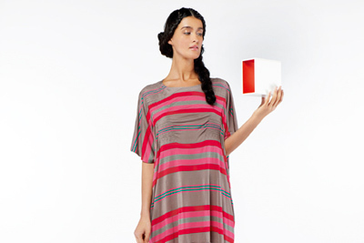 ルイス・バラガン建築のような鮮やかな色と柄で構成されたPLEATS PLEASE ISSEY MIYAKE AUTUMN WINTER 2011コレクション