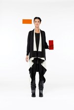 ルイス・バラガン建築のような鮮やかな色と柄で構成されたPLEATS PLEASE ISSEY MIYAKE AUTUMN WINTER 2011コレクション｜写真29