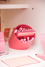 カラフルな雑貨専門店「カラジー」表参道に誕生 - 全商品をオレンジ・ピンク・緑・青の4色で展開｜写真19