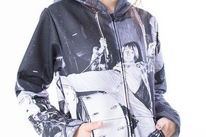 トーキングアバウト ジ アブストラクションよりチャールズ・ピーターソンの写真を使用したコラボアイテム