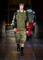 モスキーノ 2016-17年秋冬メンズコレクション - 服がキャンバス!?2Dアートを3Dに変化｜写真16