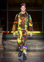 モスキーノ 2016-17年秋冬メンズコレクション - 服がキャンバス!?2Dアートを3Dに変化｜写真22