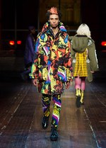 モスキーノ 2016-17年秋冬メンズコレクション - 服がキャンバス!?2Dアートを3Dに変化｜写真23