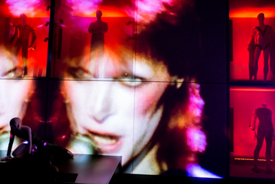 デヴィッド・ボウイの大回顧展「DAVID BOWIE is」、音楽と映像演出でアーカイブを紹介