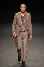 ヴィヴィアン・ウエストウッド マン 2016年秋冬コレクション - 男性的なフェミニン｜写真1