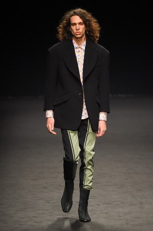 ヴィヴィアン ウエストウッド マン 16年秋冬コレクション 男性的なフェミニン ファッションプレス
