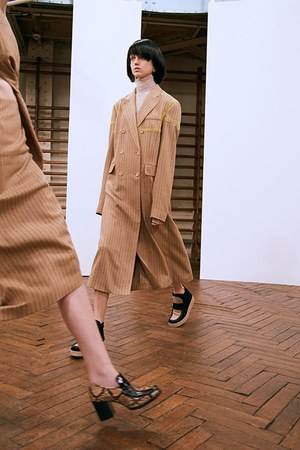 アクネ ストゥディオズ(Acne Studios) 2016年プレフォールウィメンズコレクション  - 写真1