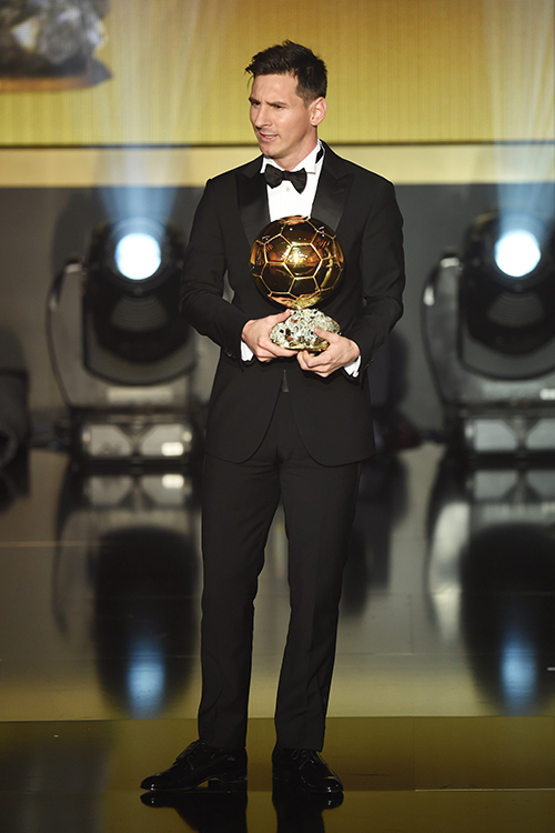メッシが3年ぶり5度目のバロンドール受賞 - 授賞式ではジョルジオ アルマーニのスーツを着用 | 写真
