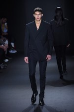 カルバン・クライン コレクション 2016年秋メンズコレクション - メタルカラーで男性らしい官能を｜写真39