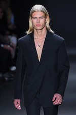 カルバン・クライン コレクション 2016年秋メンズコレクション - メタルカラーで男性らしい官能を｜写真52