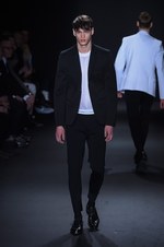 カルバン・クライン コレクション 2016年秋メンズコレクション - メタルカラーで男性らしい官能を｜写真85