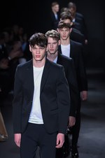 カルバン・クライン コレクション 2016年秋メンズコレクション - メタルカラーで男性らしい官能を｜写真87