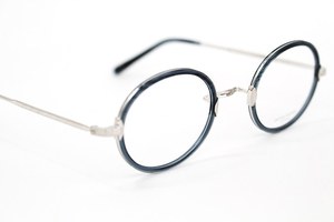 オリバーピープルズ×コンティニュエ、限定カラーのアイウェア - ネイビー＆シルバーのオーバル型｜写真1