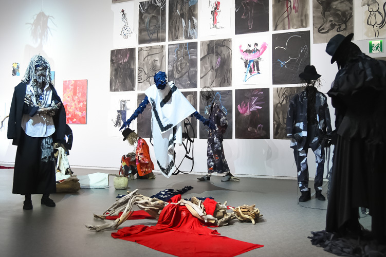 山本耀司の展覧会「画と機」東京オペラシティで開催 - 画家・朝倉優佳 