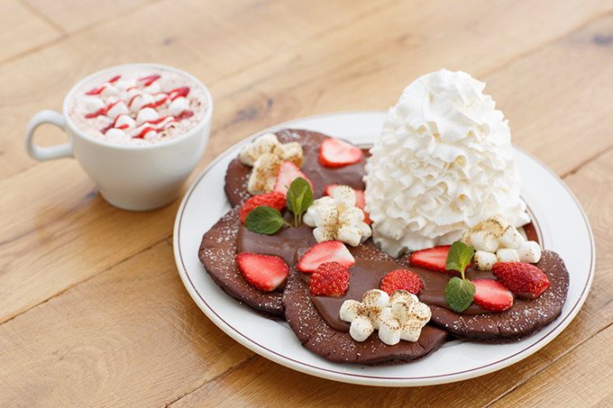 とちおとめ｜エッグスンシングスからバレンタイン限定、濃厚チョコのパンケーキ＆ホットチョコレートが発売