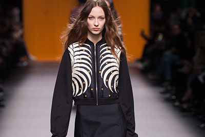 ライブ配信｜エルメス 2016-17年秋冬ウィメンズコレクション - 相反するものの対峙とフェミニティの追求