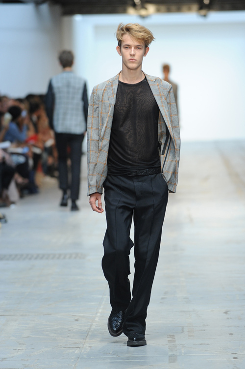 CoSTUME NATIONAL HOMME コスチュームナショナルオム ニット 最新技術で実現するスーパーモダンなテーラードスタイル
