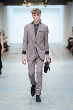 最新技術で実現するスーパーモダンなテーラードスタイル コスチューム ナショナル オム（CoSTUME NATIONAL HOMME）、2012年春夏コレクション｜写真4