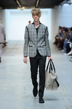 最新技術で実現するスーパーモダンなテーラードスタイル コスチューム ナショナル オム（CoSTUME NATIONAL HOMME）、2012年春夏コレクション｜写真5