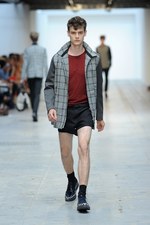 最新技術で実現するスーパーモダンなテーラードスタイル コスチューム ナショナル オム（CoSTUME NATIONAL HOMME）、2012年春夏コレクション｜写真6