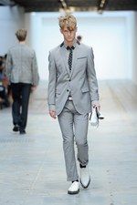 最新技術で実現するスーパーモダンなテーラードスタイル コスチューム ナショナル オム（CoSTUME NATIONAL HOMME）、2012年春夏コレクション｜写真9