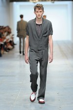 最新技術で実現するスーパーモダンなテーラードスタイル コスチューム ナショナル オム（CoSTUME NATIONAL HOMME）、2012年春夏コレクション｜写真11