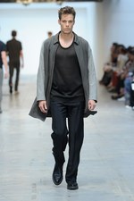 最新技術で実現するスーパーモダンなテーラードスタイル コスチューム ナショナル オム（CoSTUME NATIONAL HOMME）、2012年春夏コレクション｜写真13