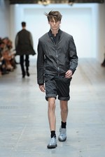 最新技術で実現するスーパーモダンなテーラードスタイル コスチューム ナショナル オム（CoSTUME NATIONAL HOMME）、2012年春夏コレクション｜写真14