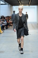 最新技術で実現するスーパーモダンなテーラードスタイル コスチューム ナショナル オム（CoSTUME NATIONAL HOMME）、2012年春夏コレクション｜写真15