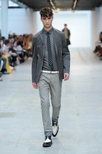 最新技術で実現するスーパーモダンなテーラードスタイル コスチューム ナショナル オム（CoSTUME NATIONAL HOMME）、2012年春夏コレクション｜写真16