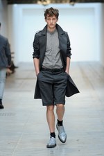 最新技術で実現するスーパーモダンなテーラードスタイル コスチューム ナショナル オム（CoSTUME NATIONAL HOMME）、2012年春夏コレクション｜写真17