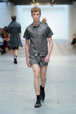 最新技術で実現するスーパーモダンなテーラードスタイル コスチューム ナショナル オム（CoSTUME NATIONAL HOMME）、2012年春夏コレクション｜写真18