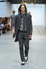 最新技術で実現するスーパーモダンなテーラードスタイル コスチューム ナショナル オム（CoSTUME NATIONAL HOMME）、2012年春夏コレクション｜写真19
