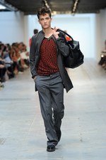 最新技術で実現するスーパーモダンなテーラードスタイル コスチューム ナショナル オム（CoSTUME NATIONAL HOMME）、2012年春夏コレクション｜写真22