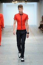 最新技術で実現するスーパーモダンなテーラードスタイル コスチューム ナショナル オム（CoSTUME NATIONAL HOMME）、2012年春夏コレクション｜写真24