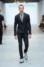 最新技術で実現するスーパーモダンなテーラードスタイル コスチューム ナショナル オム（CoSTUME NATIONAL HOMME）、2012年春夏コレクション｜写真30