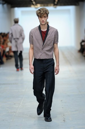 最新技術で実現するスーパーモダンなテーラードスタイル コスチューム ナショナル オム（CoSTUME NATIONAL HOMME）、2012年春夏コレクション｜写真3