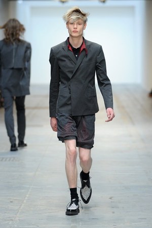 最新技術で実現するスーパーモダンなテーラードスタイル コスチューム ナショナル オム（CoSTUME NATIONAL HOMME）、2012年春夏コレクション｜写真20