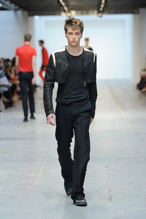最新技術で実現するスーパーモダンなテーラードスタイル コスチューム ナショナル オム（CoSTUME NATIONAL HOMME）、2012年春夏コレクション｜写真25