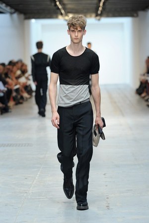 最新技術で実現するスーパーモダンなテーラードスタイル コスチューム ナショナル オム（CoSTUME NATIONAL HOMME）、2012年春夏コレクション｜写真26