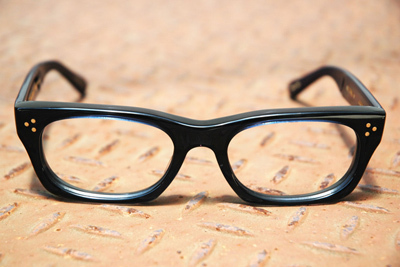 オリバー ゴールドスミスとアイウェアショップ「ブリンク・ベース」の限定コラボアイウェア