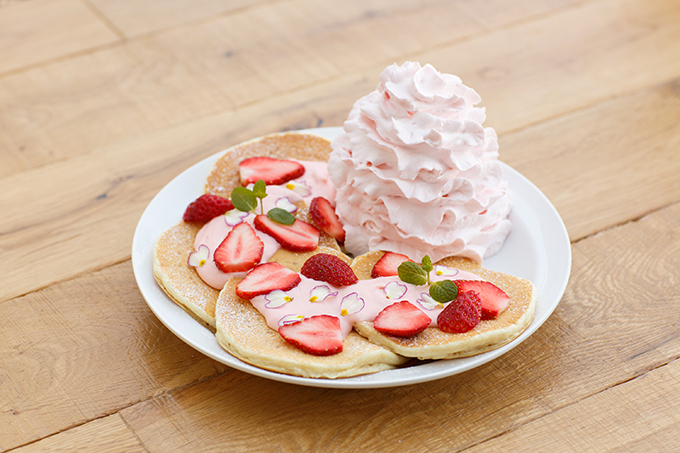 エッグスンシングス6周年記念「レアレア パンケーキ」発売、苺とクリームチーズソースの優しい甘み | 写真
